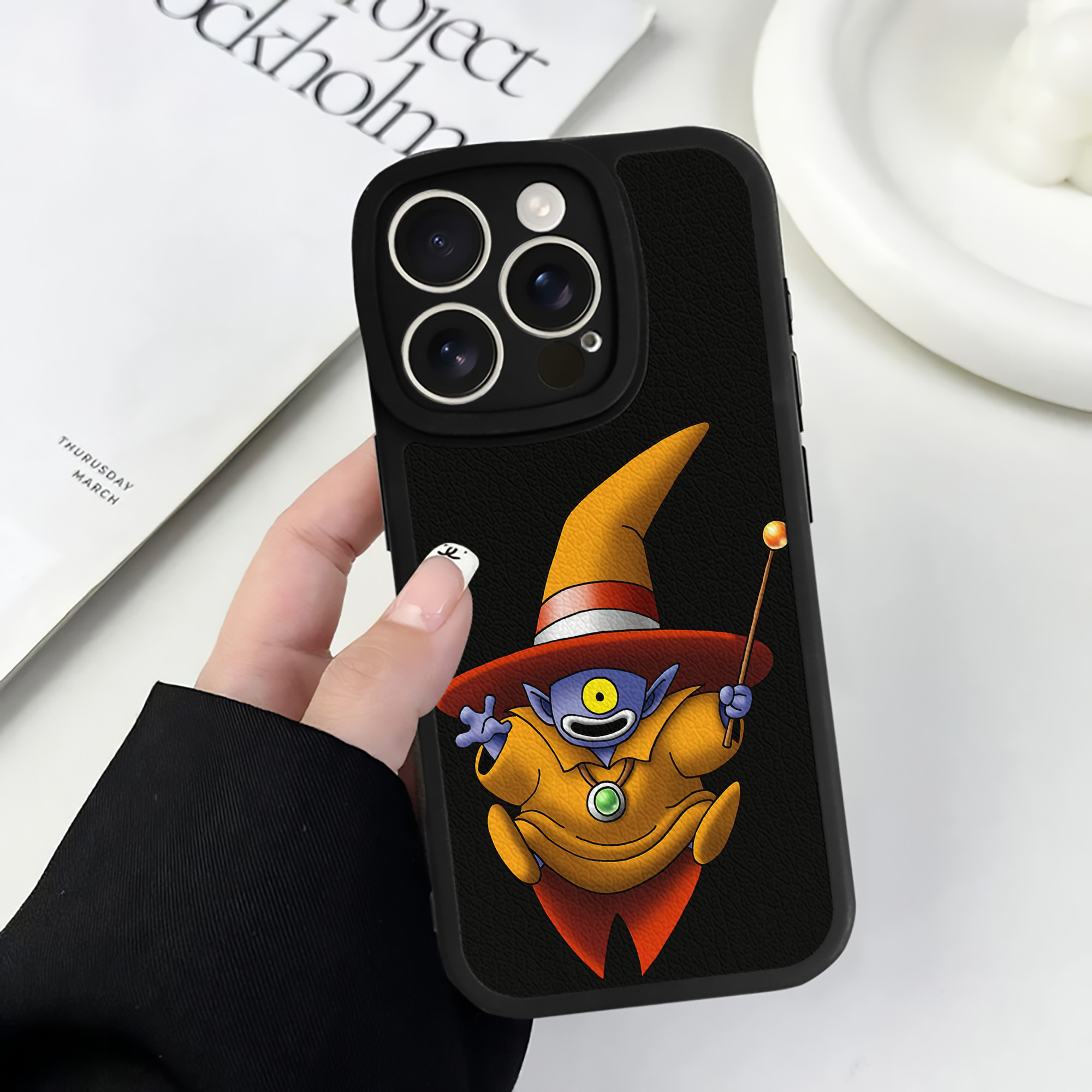 （画像用） ドラゴンクエスト Doragon Kuesuto Dragon Quest 【iPhone 16シリーズ対応】シリコンスマホケース（レザー調） 材質：シリコン